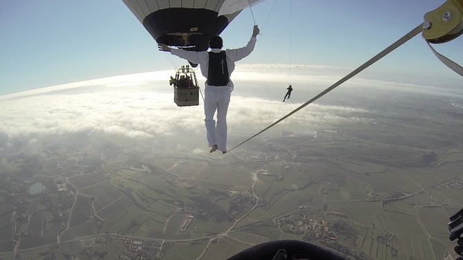 Sebastien Montaz-Rosset/vimeo.com nuotr/Kaskadininkai mėgina pasivaikščioti lynu tarp oro balionų danguje