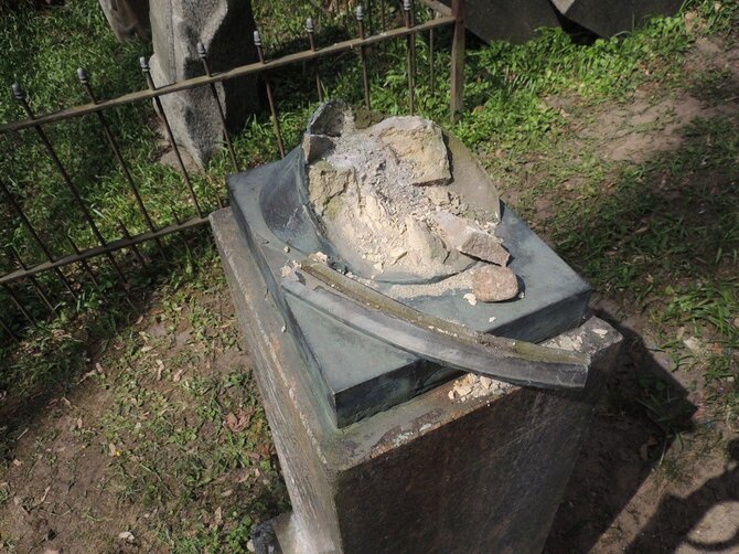 Dariaus Levickio nuotr./Antano Tiškevičiaus antkapis po vandalizmo akto (Bernardinų kapinės)