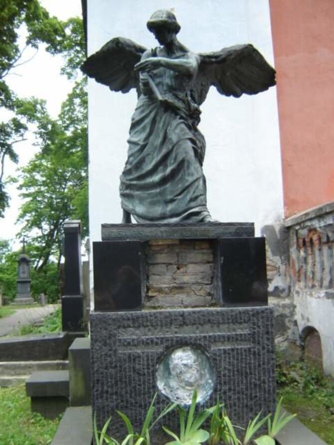 Dariaus Levickio nuotr./2001 m. gegužės 30 d. ilgapirščiai nuplėšė žalvario ir bronzos dirbinį nuo Józefo Montwiłłos paminklo – Rasų kapinės