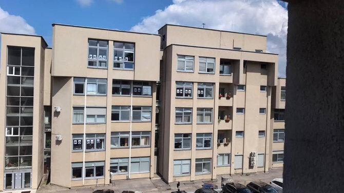 15min skaitytojos nuotr./Kalėjimų tarnybos languose penktadienį išklijuota žinutė, raginanti „pasiimti“ teisingumo viceministrą Ričardą Pocių
