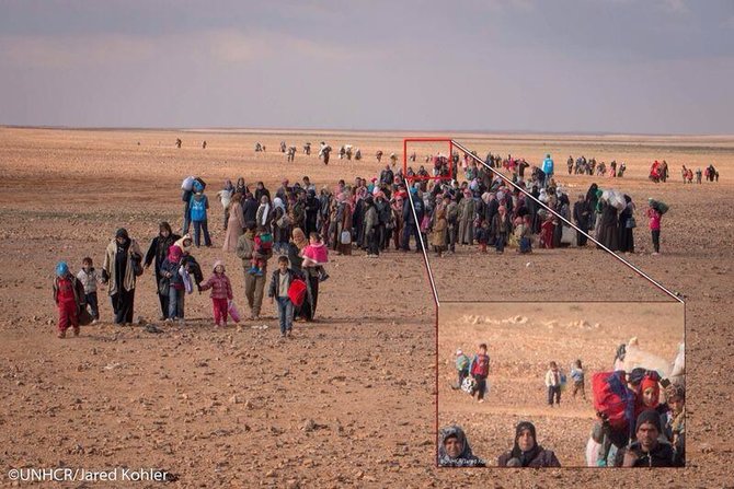 „Twitter“/Andrew Harper nuotr./Marwanas per dykumą ėjo tokių pat pabėgėlių kolonoje.