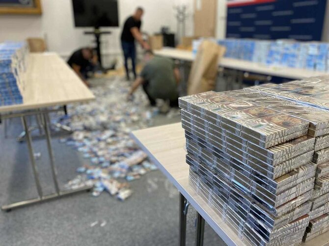 Kolno policijos nuotr./Kontrabandinės cigaretės
