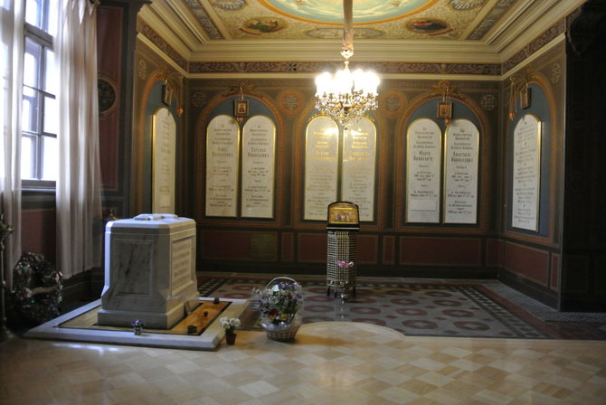 15min.lt/Violetos Grigaliūnaitės nuotr./Bolševikų nužudyto Nikolajaus II ir jo šeimos narių palaidojimo vieta Carų kapai Petropavlovsko tvirtovės cerkvėje