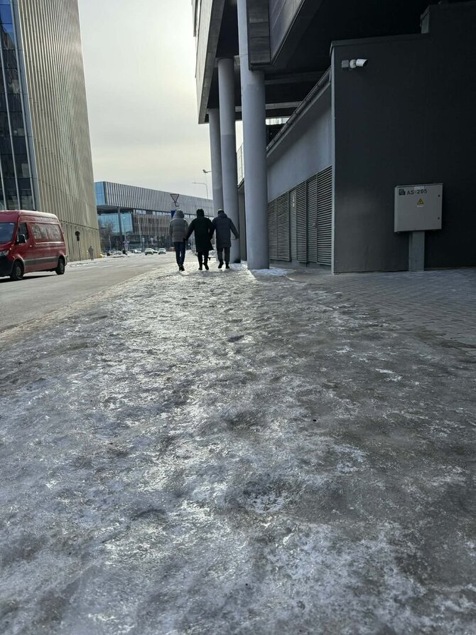 Vydūno Sadausko nuotr./Apledėjęs Vilniaus šaligatvis