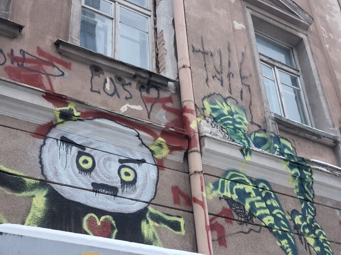 Tomo Seikalio nuotr./Grafičiai ant Gedimino pr. 33 namo