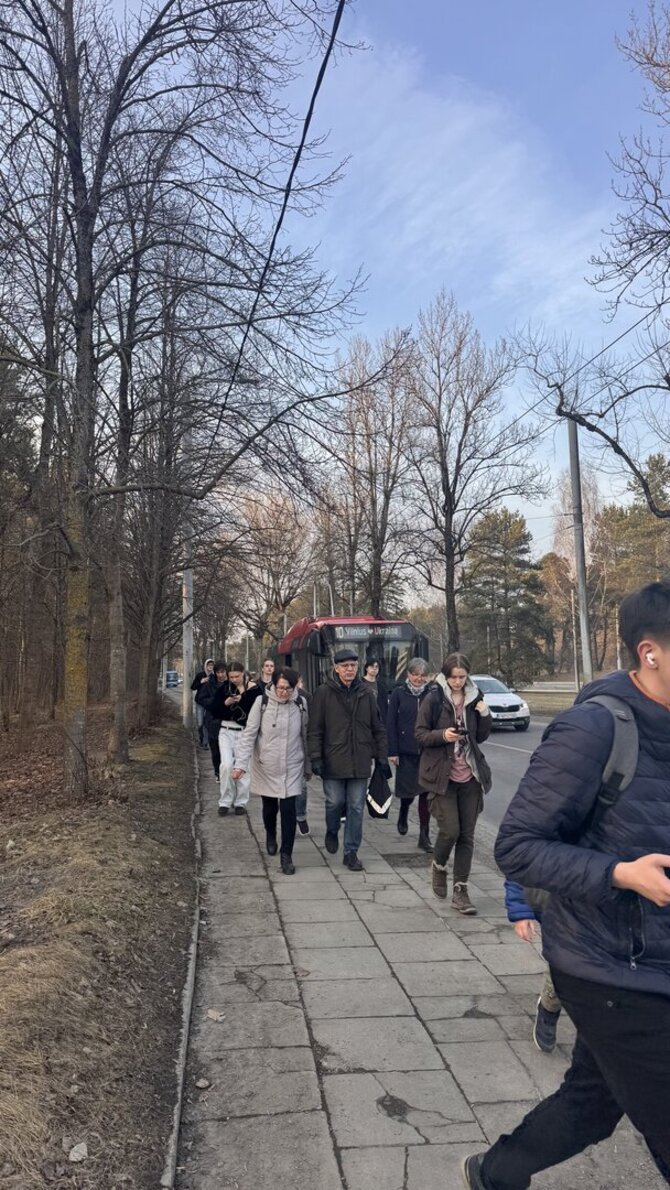 15min skaitytojos nuotr./Vilniaus Antakalnio gale sustojo troleibusai, žmonės toliau ėjo pėsti