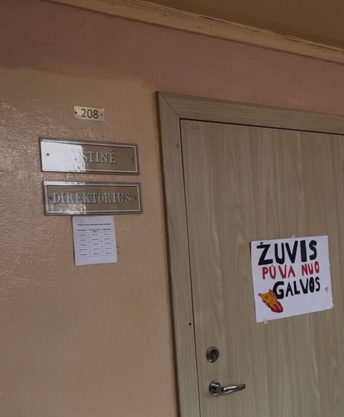 15min skaitytojo nuotr./Salininkų gimnazijos mokiniai surengė protesto akciją