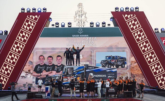 15min skaitytojo nuotr./Vaidotas Žala, Paulo Fiuza ir Maxas Van Grolis ant Dakaro ralio podiumo