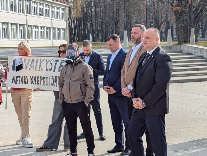 15min skaitytojo nuotr./Piketas dėl Kazokiškių sąvartyno taršos prie Elektrėnų savivaldybės