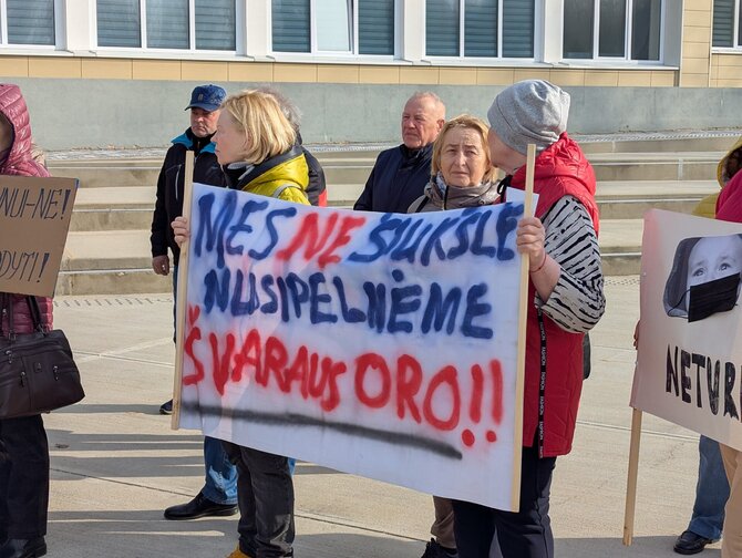 15min skaitytojo nuotr./Piketas dėl Kazokiškių sąvartyno taršos prie Elektrėnų savivaldybės