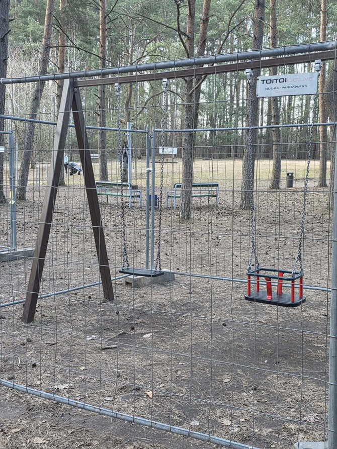 15min skaitytojo nuotr./Vaikų žaidimų aikštelė prie Bukčių miško