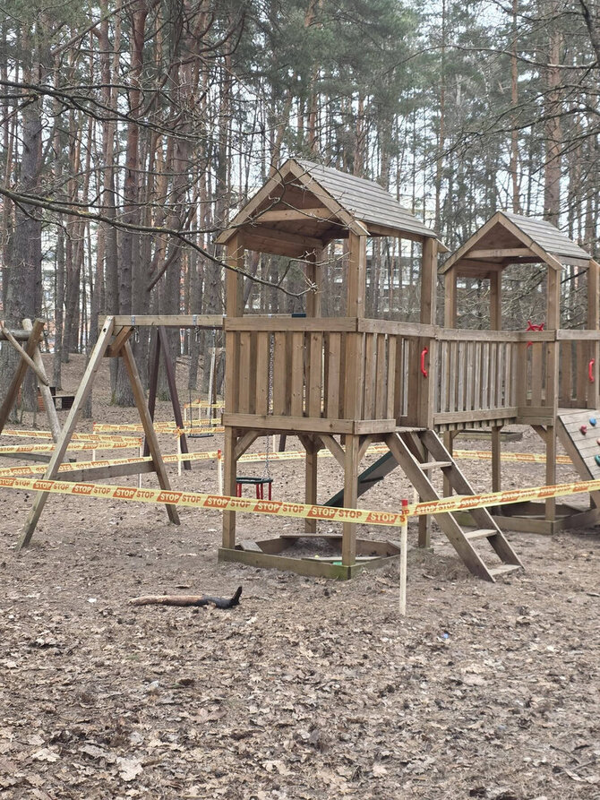 15min skaitytojo nuotr./Vaikų žaidimų aikštelė prie Bukčių miško