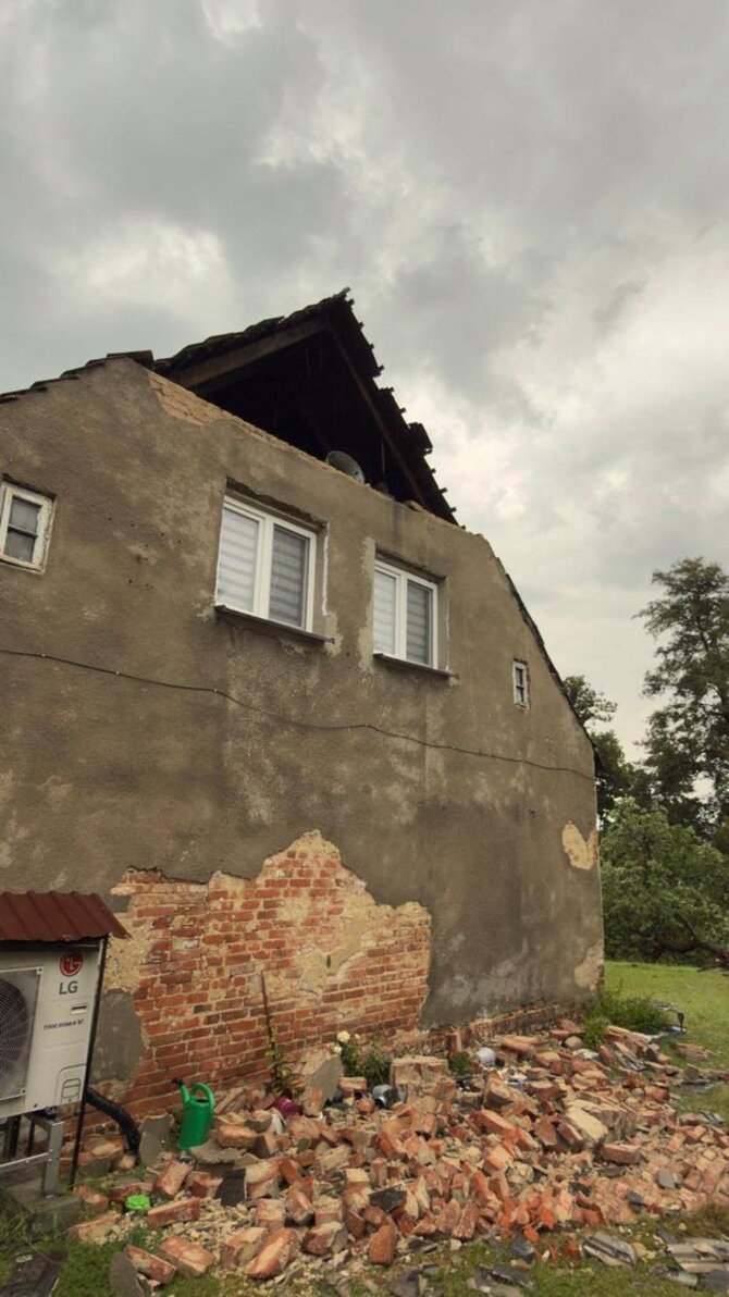 Glivicų ugniagesių gelbėtojų tarnybos nuotr./Nuplėštas stogas Glivicuose