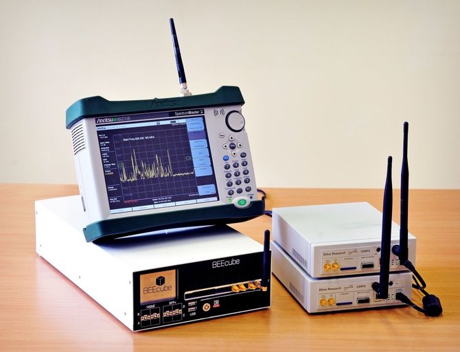 VGTU archyvo nuotr./Išmaniojo radijo ryšio įrenginių prototipai bei jų spinduliuotę matuojantis įtaisas – radijo spektro analizatorius.