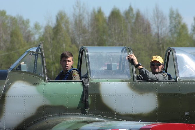 Vilniaus Dariaus ir Girėno aeroklubo nuotr./Skraidymo sezono pradžia Kyviškių aerodrome