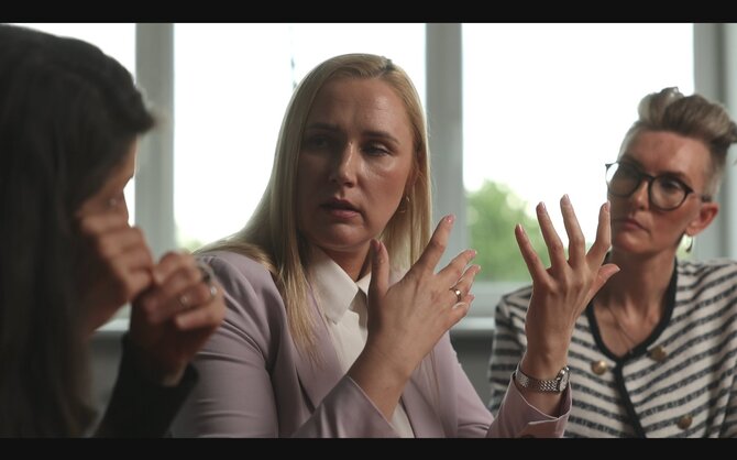 Dr. Neringa Palionienė (centre), dr. Ramunė Jakštienė (dešinėje). Dokumentinio filmo kadras