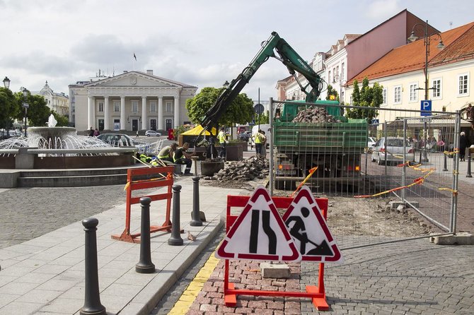 Irmanto Gelūno/15min.lt nuotr./Darbai Vilniaus Rotušės aikštėje