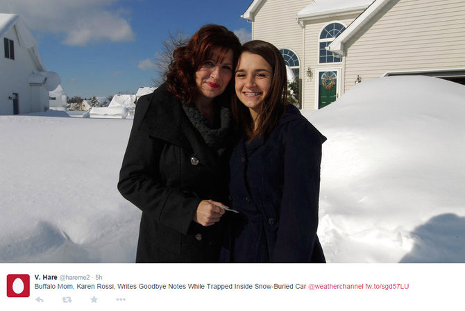 „Twitter“ nuotr./Vos po sniegu nepalaidota Karen Rossi su dukra