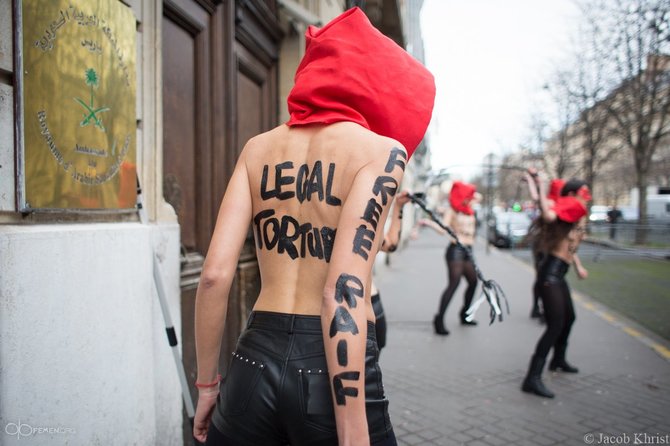femen.org nuotr./„Femen“ aktyvisčių akcija Paryžiuje