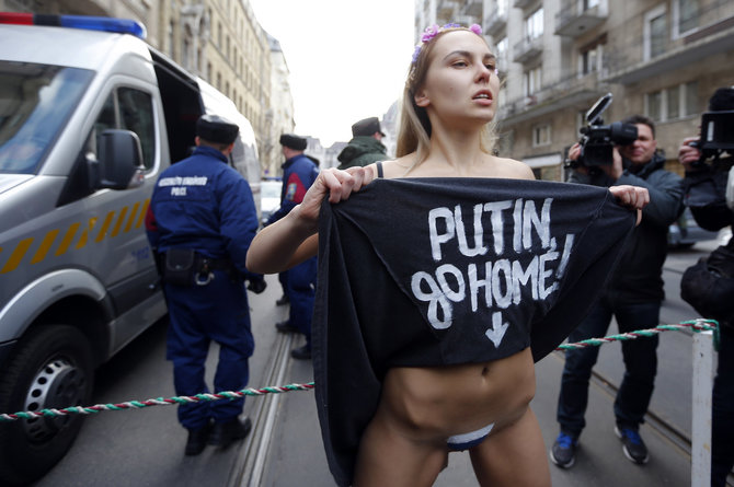 „Reuters“/„Scanpix“ nuotr./FEMEN aktyvistė taip pat nepamiršo V.Putino vizito.