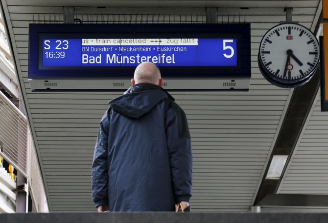 „Reuters“/„Scanpix“ nuotr./Uraganas Niklas sutrikdė Vokietijos geležinkelių eismą.
