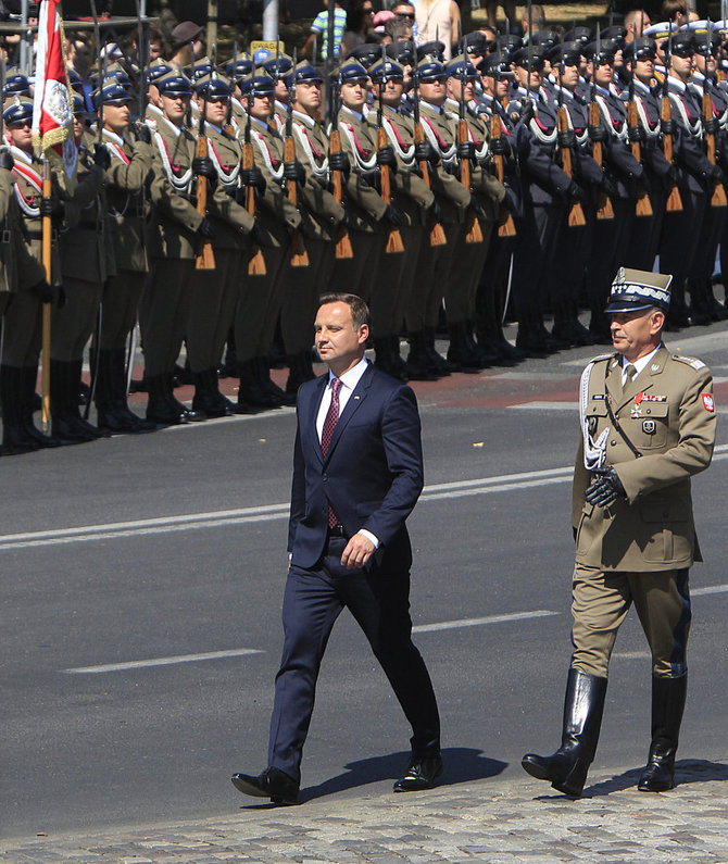 „Scanpix“/AP nuotr./Karinis paradą Varšuvoje sveikina prezidentas A.Duda