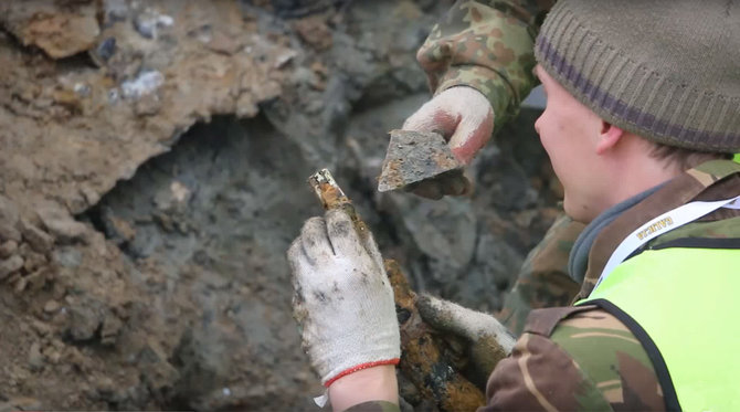 Kadras iš „Youtube“/Lenkijoje atkastas karo metais sudužęs rumunų bombonešis