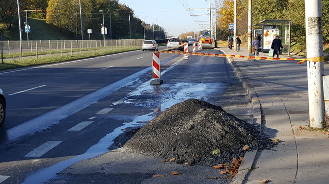 15min skaitytojo Adrijaus nuotr./Remontuojamas įvažiavimas į T.Narbuto stotelę