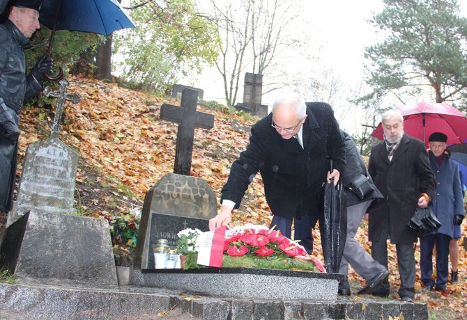 Lenkijos Respublikos ambasados nuotr./Lenkijos Respublikos ambasadorius Lietuvoje Jaroslawas Czubinskis prie Jadwigos Dudziec kapo