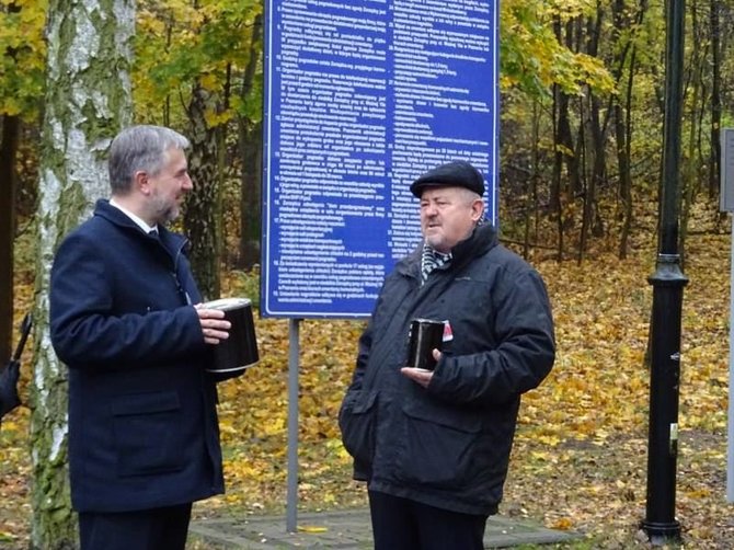 Vilniaus ir Vilniaus krašto mylėtojų draugijos Poznanėje nuotr./Aukų rinkimas Rasų kapinėms Poznanėje