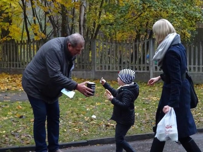 Vilniaus ir Vilniaus krašto mylėtojų draugijos Poznanėje nuotr./Aukų rinkimas Rasų kapinėms Poznanėje