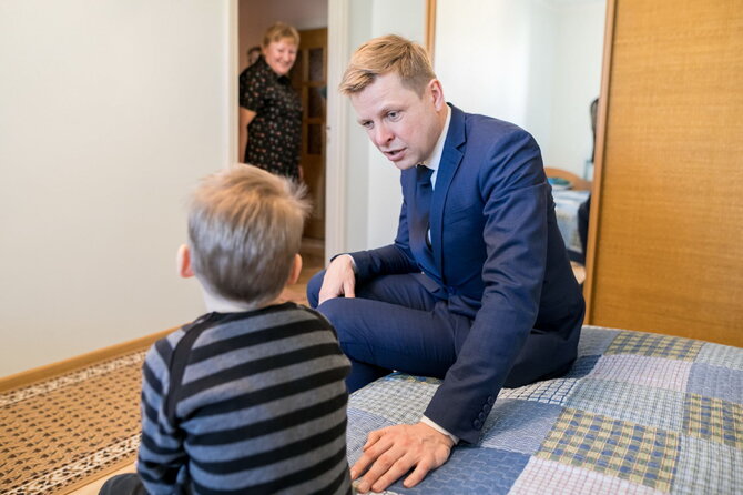 Sauliaus Žiūros nuotr./Remigijus Šimašius su šeimynos gyventoju
