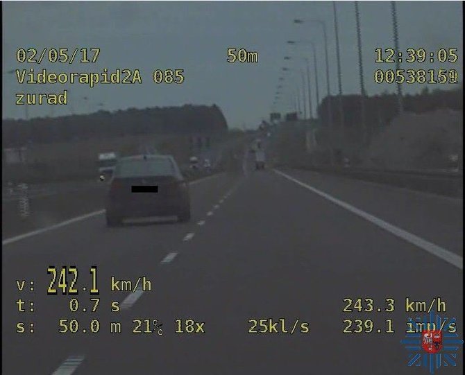 Lenkijos policijos nuotr./BMW keliu lėkė 242,1 km/val. greičiu.