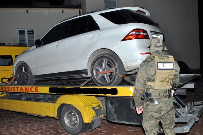 Podlaski OSG nuotr./Lenkijoje sulaikyti nepilnamečiai lietuviai su vogtais automobiliais.