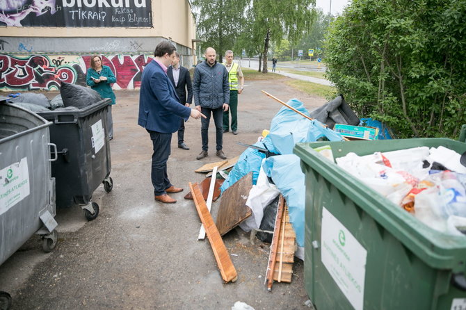 Sauliaus Žiūros nuotr./Vilniaus savivaldybės ir „VASA“ atstovai tikrina atliekų išvežimą