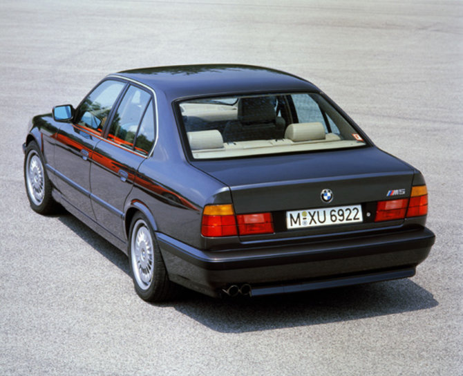 Gamintojo nuotr./BMW M5 E34