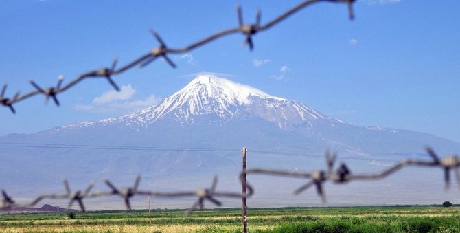 AFP/„Scanpix“ nuotr./Ararato kalnas iš Armėnijos pusės matomas per tvorą