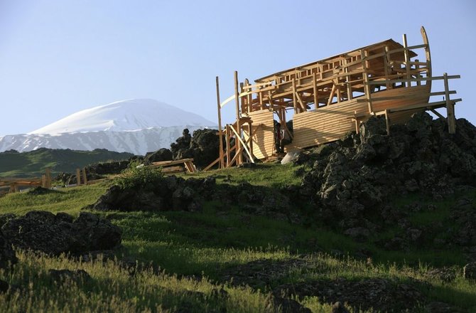 „Reuters“/„Scanpix“ nuotr./Ararato kalno papėdėje statoma Nojaus laivo kopija