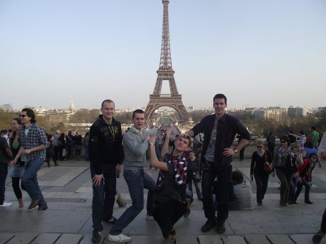 A.Zmitros nuotr./Su draugais prie Eifelio bokšto