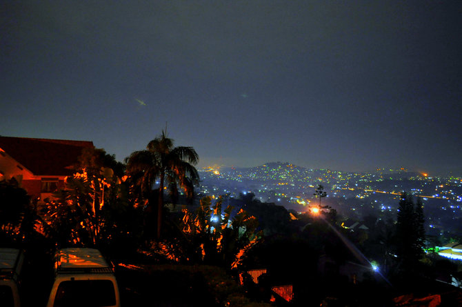 M.Vadišio nuotr./Kampalos priemiesčiai naktį