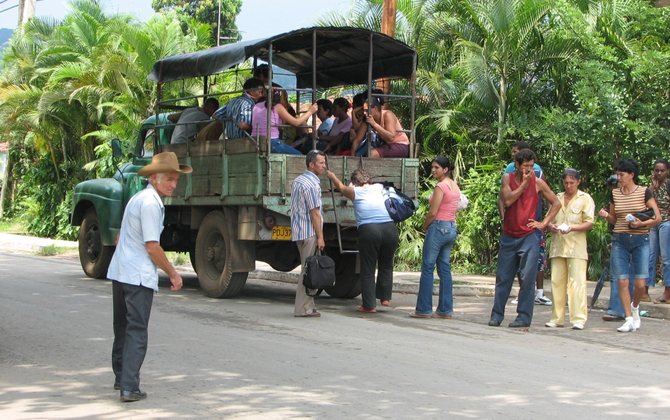 E.Visakavičiaus nuotr./Maršrutiniai sunkvežimiai – labiausiai paplitusi keleivių susisiekimo priemonė Kuboje