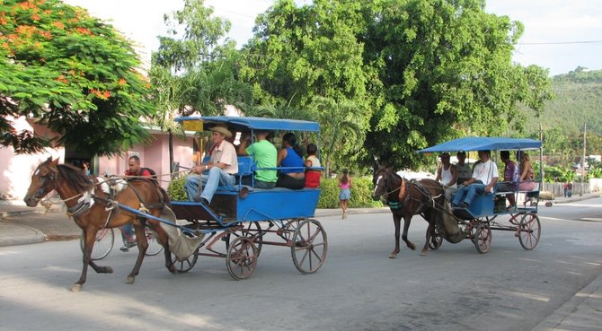 E.Visakavičiaus nuotr./Tokie vilkikų traukiami autobusai važinėja tik Kuboje