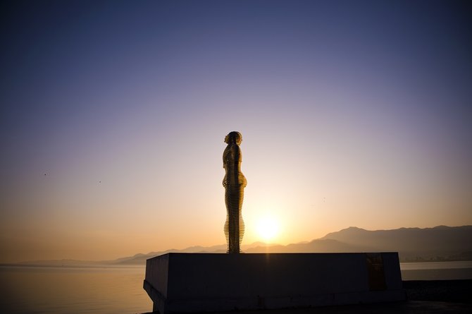 Ad verum nuotr./Batumis, Meilės statula