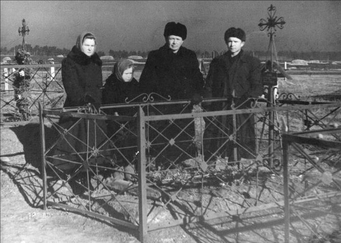 Asm. archyvų nuotr./Prie kapo prieš išvykstant iš Sibiro 1959 metais.