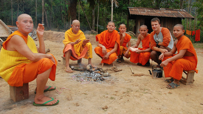 Tomo Baranausko nuotr./Draugiški budistų vienuoliai, su kuriais vakarodavome prie laužo
