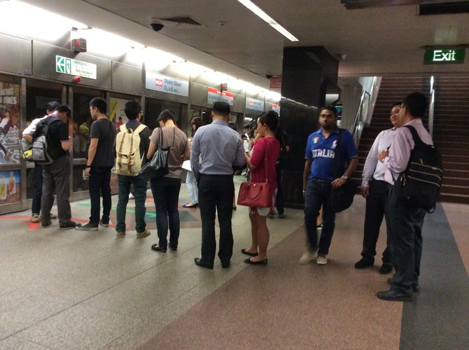 Sandros Voskaitės nuotr./Singapūras. Tvarkinga eilė prie metro traukinio.