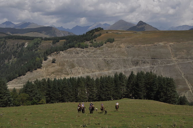 M.Vadišio nuotr./Per Kaukazo kalnus su žirgais