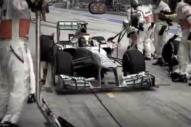 Kadras iš vaizdo siužeto/Lewisas Hamiltonas „McLaren“ sustojimų vietoje