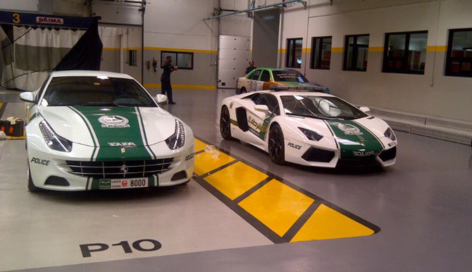 Dubajaus policijos nuotr./„Ferrari FF“ ir „Lamborghini Aventador“