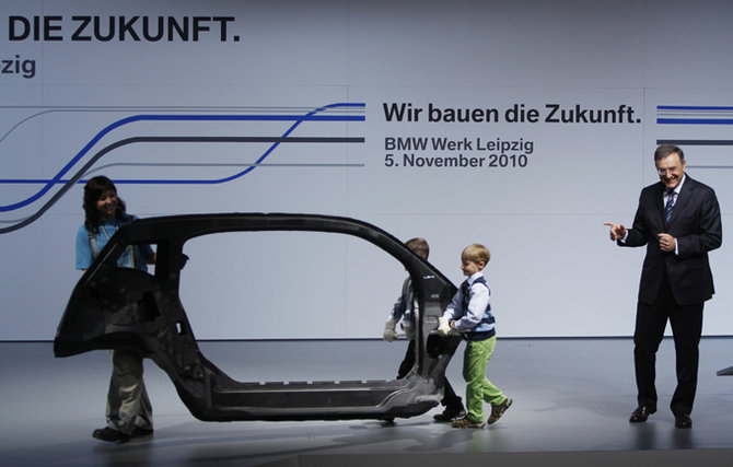 BMW nuotr./Moteris ir vaikai demonstruoja anglies pluošto konstrukcijos svorį
